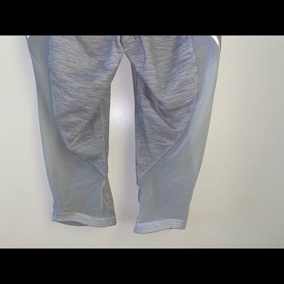 Lululemon Capri size 6 - Picture 3 of 4